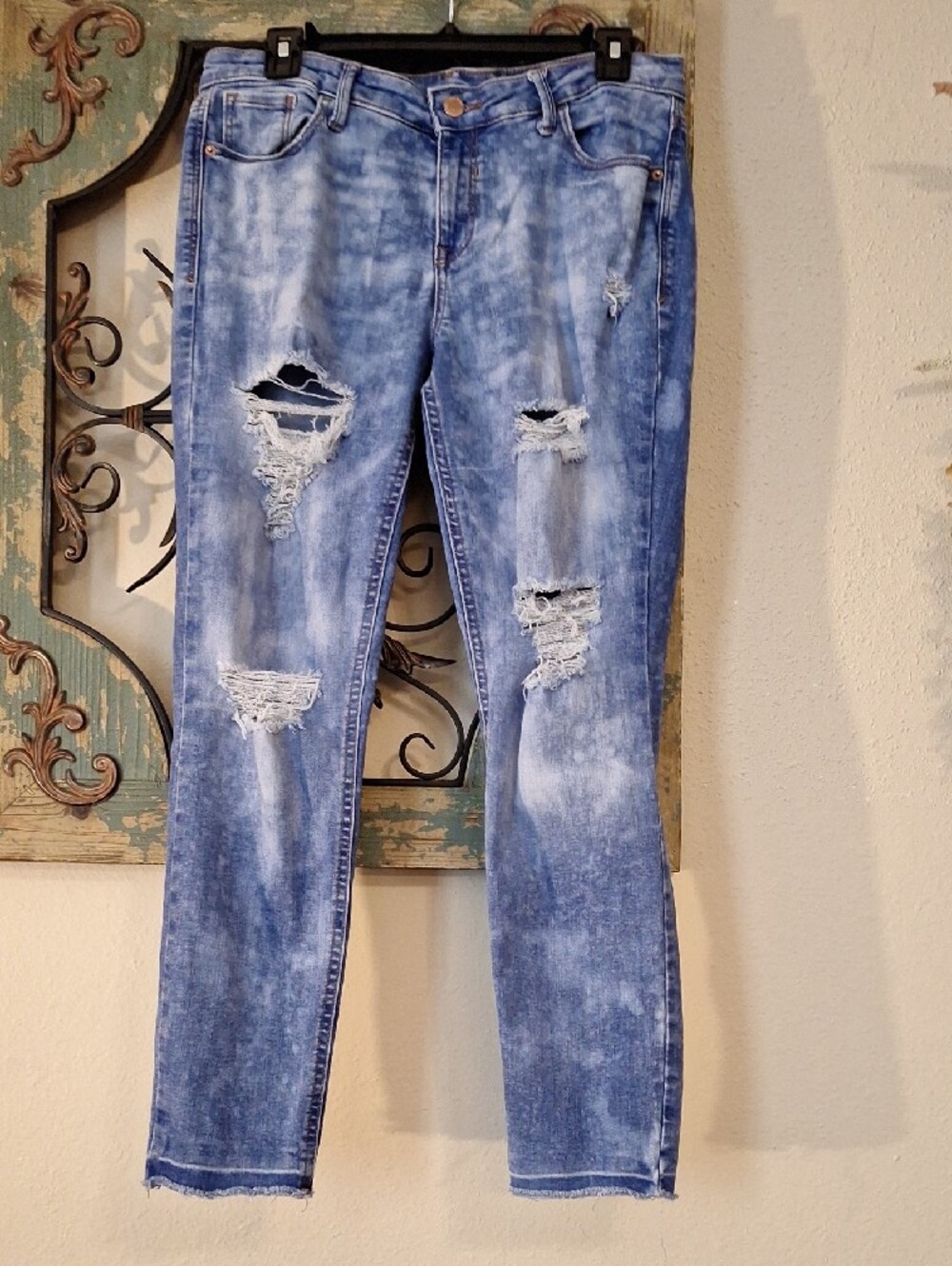 🔥🔥CLEARANCE🔥🔥 Old Navy Blue Acid-Wash Distressed Skinny Jeans. Size 8